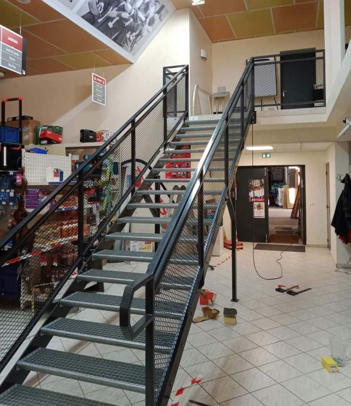 Escalier espace commercial Castres
